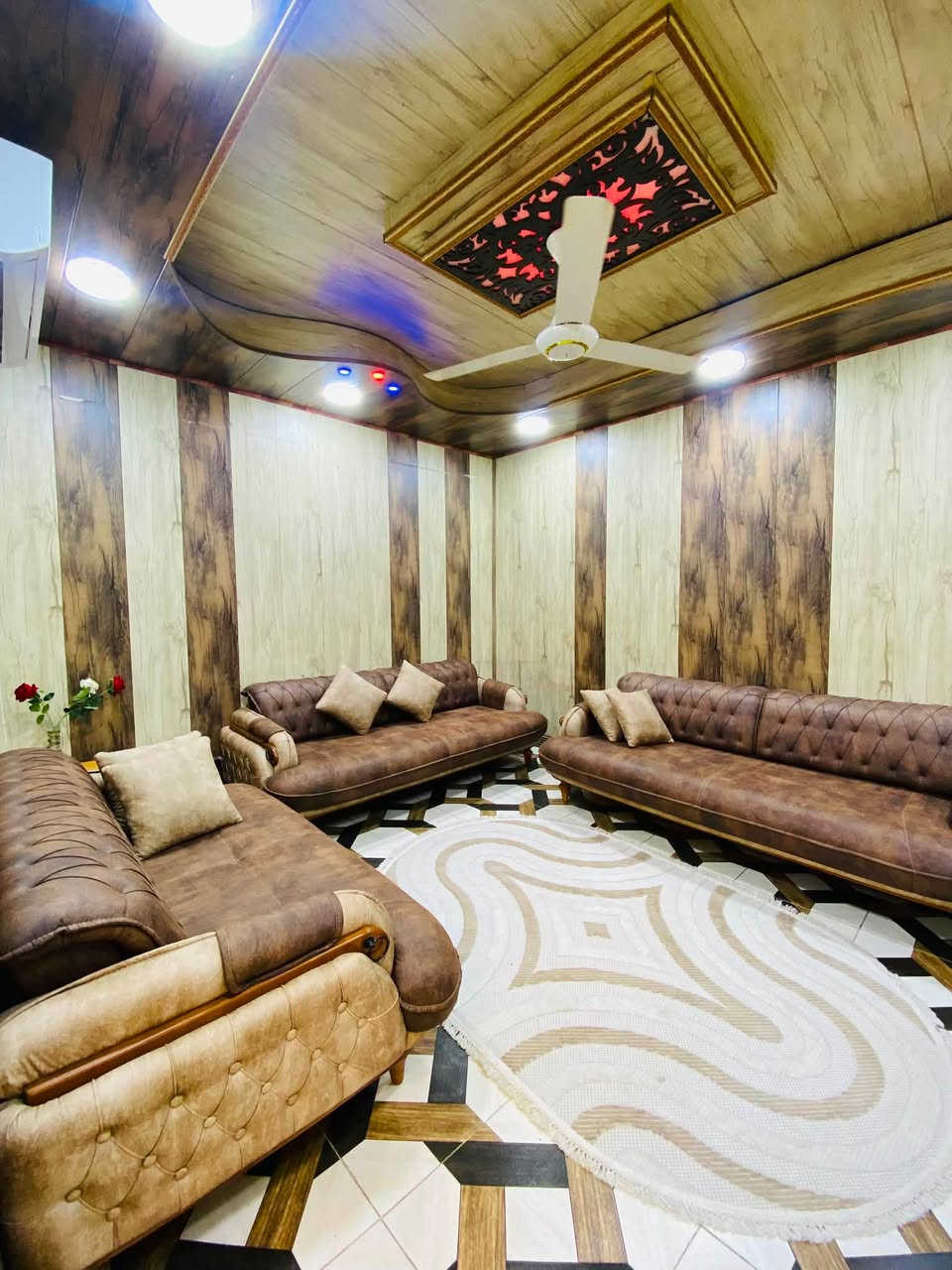 🏡 بيت طابو صرف للبيع .
📍 الموقع: المعقل – الحي المركزي، مقابل حسينية، وبالقرب من مستشفى الموانئ.

📐 المساحة الكلية: 240 م².
واجهة البيت  12 م. 

مواصفات البيت:

* الطابق الأول: 4 غرف، صالة، ديوانية، وحمّامان.
* الطابق الثاني: غرفة مع حمّام.
* بالاضافة الى وجود مشتمل صغير مستقل ومعزول عن البيت ومؤجر حالياً، مما يوفر دخلاً إضافياً.
* بناء البيت متوسط 

✅ جميع الخدمات متوفرة (ماء، كهرباء، تبليط ، مجاري).
✅ قريب من المدارس الابتدائية والإعدادية للبنات و الاولاد ، بالإضافة قريب على مدرسة دولية.
✅ قريب من أهم الخدمات 

💰 السعر: 380 مليون و قابل للتفاوض

للاستفسار تواصل مع   ***********
***********
