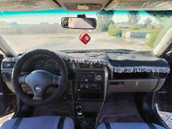 السلام عليكم 
فكتره 18. موديل 92.   محرك شرط لاصرف لا نفخ    صدر جديد كهربائيات شغال. بيه معجون بل سقفيه.  شرط التحويل  السعر 39.وبيه مجال 
***********
