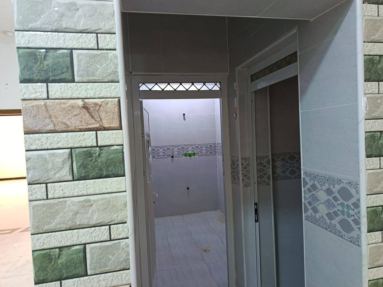 دار للبيع مجمع إسكان الدوح شارع النخيل المساحه ٢٥٠ م بناء سنة ٢٠٢٣ غير مطلوب يعني حر للاستفسار الاتصال على الرقم ***********
