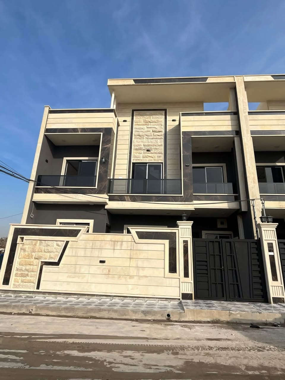 السلام عليكم ورحمة الله وبركاته #مكتب_الغوالي

بيتين للبيع في حي السماح الاساتذة المربع الذهبي ⚜️

🔹 المساحة : 100م ، الواجهة : 10م ركن ، العمق : 10م

🔹 طابقين بناء هندسي حديث مقابيل كل بيت حديقة 

🔹 سند طابو ملك صرف شرط التحويل وقرار التمليك

🔹 اساس البيت ومراحل البناء مصور بالكامل 🎥

ط1 : كراج ، استقبال ، هول ، مطبخ ، غرفة ، صحيات

ط2 : ثلاث غرف ، هول ، صحيات ، بيتونه ، سطح كاشي

مجهز بالكامل بكافة الانظمة الحديثة -

دكتات - سبالت - غسالات - انترنيت - دشات - كاميرات

للاستفسار اكثر مراجعة #مكتب_الغوالي الكائن في حي السماح الاركان قرب مدرسة السماح الابتدائية وقرب مول القمه على شارع 20 او الاتصال على الارقام التالية -

***********

***********
