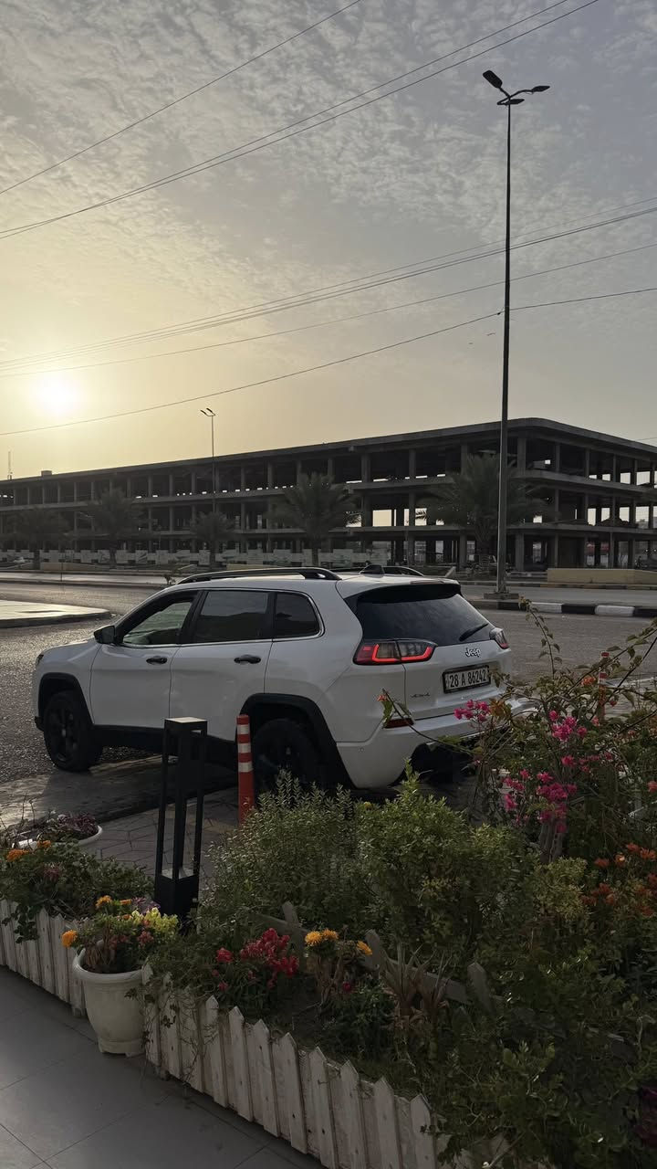 السلام عليكم للبيع او المراوس جيب شيروكي بزون موديل 2019 فئة اوفر لاند 
اعلى فئة فول الفول مواصفات خاصة بانوراما رادارات 360 حساسات من جميع الجهات
 اوتو بارك كشنات تدفئة تبريد ولخلفيات تدفئه وستيرن 
 مانع تصادم كشنات خزن ذاكرة جنطة كهرباء لايتات وره كدام لد اصلي وبعد هواي مواصفات بيهة محرك 6سلندر ماشية 145 مكينة وكير وحدادية جدد وبلاديات وكفاله شرط رقم نجف دولي بسمي سنويه وهزه ورقم جدد توني جددتهن 
صبغ مكانات ابيعك حزام بس كفاله من دواخل ولغود وشواصي وبجم مكاني نجف
السعر 130وبيهة مجال بسيط للاستفسار ***********
