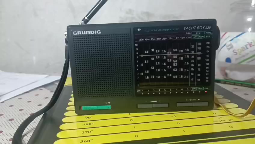 هذا الجهاز هو راديو محمول من نوع Grundig Yacht Boy 220. فيما يلي أبرز مواصفاته ومميزاته:
نوع الجهاز: راديو عالمي (World Receiver) محمول يعمل بالبطاريات.
نطاقات الراديو: يدعم موجات FM، وMW (الموجة المتوسطة)، وLW (الموجة الطويلة)، وموجات SW (الموجة القصيرة) المتعددة.
المميزات التقنية: يحتوي على شاشة عرض رقمية لترددات الموجات القصيرة وجدول نطاقات مطبوع لسهولة ضبط التردد.
الاستخدام: مصمم لاستقبال البث الإذاعي من مختلف أنحاء العالم بفضل تعدد نطاقات 
السعر 100الف


**إذا كنت صاحب هذا الإعلان وتريد حذفه لأي سبب، رجاءا أرسل رسالة إلى الدعم الفني**