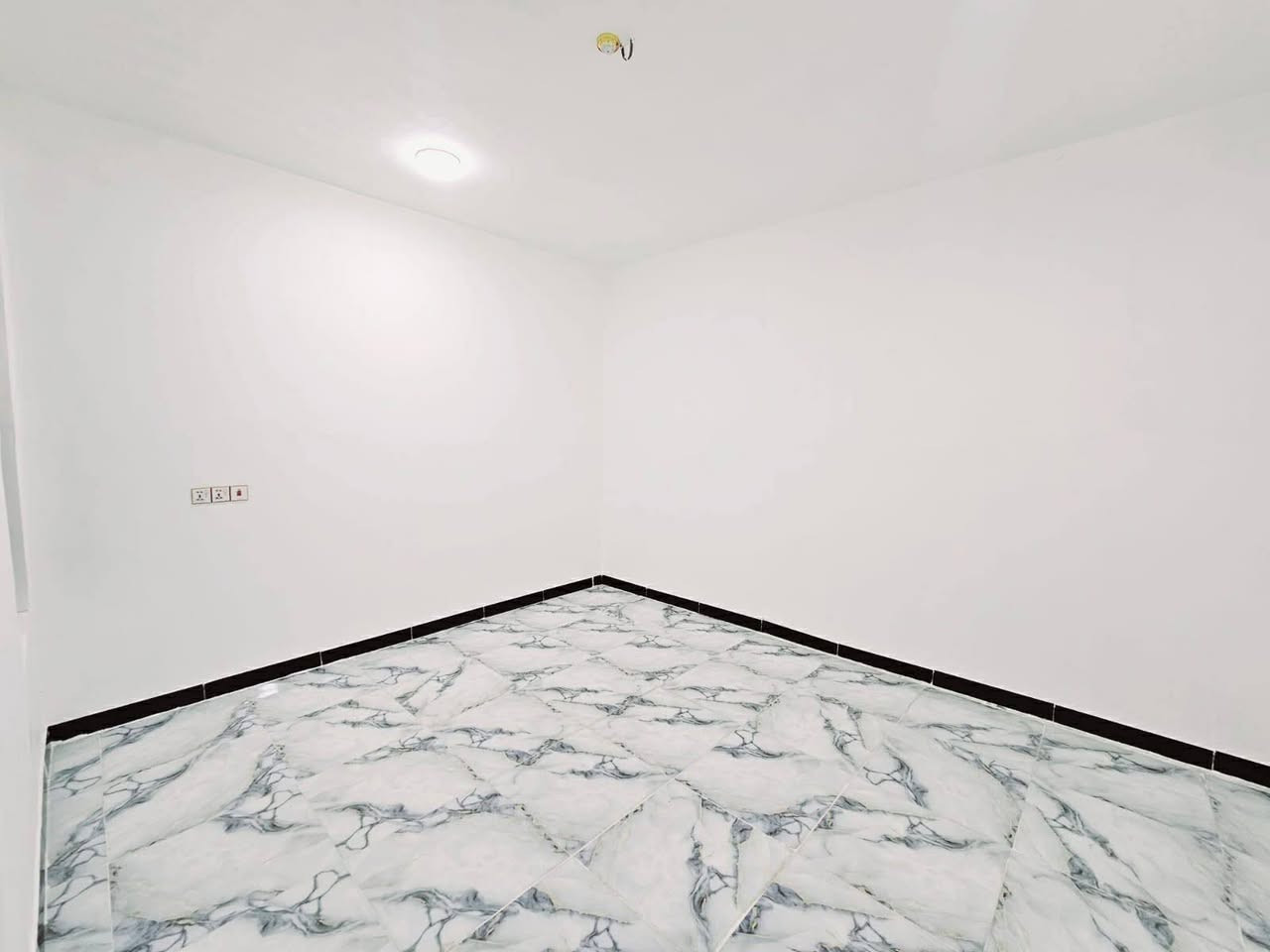 السلام عليكم
مشتمل للبيع 100 م طولاني 
حي الحكيم نزلت بيت زرزور بناء حديث خدمات ماء كهرباء مجاري خط سحب 
للاستفسار الاتصال على الهاتف ***********
