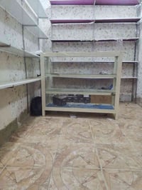 فاترينه للبيع ارتفاع متر والطول متر ونص  +رفوف خشب ابيض  الطول ما بين ...