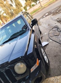 جيب باتريوت موديل 2010 محرك٢٤٠٠  فور ويل ضربتها مبينه بالصور . ومصبوغة...