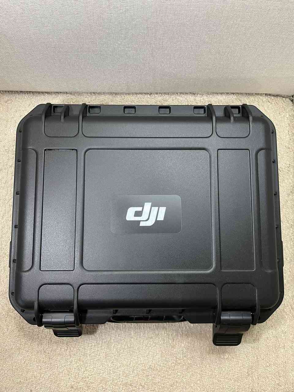 مكاني كربلاء لايوجد توصيل
تعتبر درون DJI Mini 3 Pro نقلة نوعية في فئة الطائرات الصغيرة، حيث جمعت بين الوزن الخفيف والأداء الاحترافي. إليك مواصفات المختصرة:
التصميم والوزن
• الوزن: أقل من 249 جرام (لا تحتاج لتراخيص في معظم الدول).
• التصميم: أذرع قابلة للطي مع مستشعرات عوائق متطورة.
الكاميرا والتصوير
• الدقة: تصوير فيديو بجودة 4K بمعدل 60 إطاراً في الثانية.
• التصوير الرأسي: ميزة True Vertical Shooting (تدوير الكاميرا 90 درجة) لتصوير مناسب لـ TikTok وReels.
• المستشعر: 1/1.3 بوصة بفتحة عدسة f/1.7، مما يعطي أداءً ممتازاً في الإضاءة المنخفضة.
• الصور: دقة تصل إلى 48 ميجابكسل.
الأداء والبطارية
• وقت الطيران: يصل إلى 34 دقيقة (مع البطارية القياسية).
• السرعة: تصل إلى 57 كم/ساعة في الوضع الرياضي.
• نظام الإرسال: DJI O3 لنقل فيديو صافي لمسافة تصل إلى 12 كم.
الأمان والذكاء
• تجنب العوائق: مستشعرات في 3 اتجاهات (أمام، خلف، أسفل).


**إذا كنت صاحب هذا الإعلان وتريد حذفه لأي سبب، رجاءا أرسل رسالة إلى الدعم الفني**