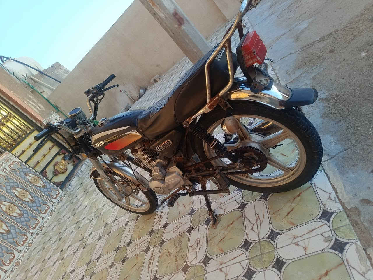 للبيع بارت ياباني دراجة🌺 اوراق كامله مديل 14 
✅مكاني سفوان سفوان سفوان  
دراجة غراضها عل لبلاد السعر 500وبيها مجال بسيط كلش كلش  ***********
