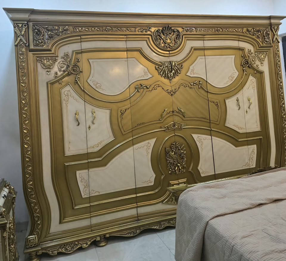 ✨
للبيع غرفة نوم مصرية كاملة بتصميم فاخر وكلاسيكي راقٍ، مناسبة لمحبي الأثاث الفخم.

📌 تتكون من:

* كنتور كبير

* تسريحة مع مرايا

* كومدينتين

* سرير

* كرسي

✅ حالة ممتازة ونظيفة جدًا.

✅ استعمال شخصي ومحافظ عليها.

✅ اللون ذهبي مع أوف وايت، تصميم راقٍ يضيف فخامة لأي غرفة.

✅ البيع بسبب التجديد فقط

    السعر:

بـ 2,300,000 دينار عراقي

📞 للاستفسار أو الشراء، يرجى التواصل على الرقم:
***********
