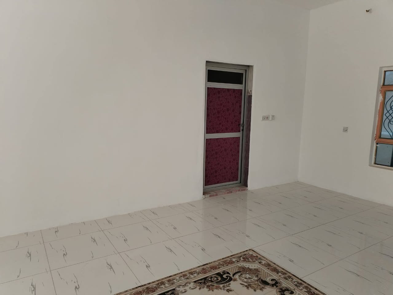 السلام عليكم بيت للبيع طابو صرف بعقوبة تقاطع الساده منطقة الحكيم ٢٤٠ متر قرب شارع بغداد شهربان  طابق واحد يتكون من غرفتين مطبخ صاله ستقبال حديقه كراج سياره صحيات سعر ( ١١٠ ) للإستفسار / ***********
