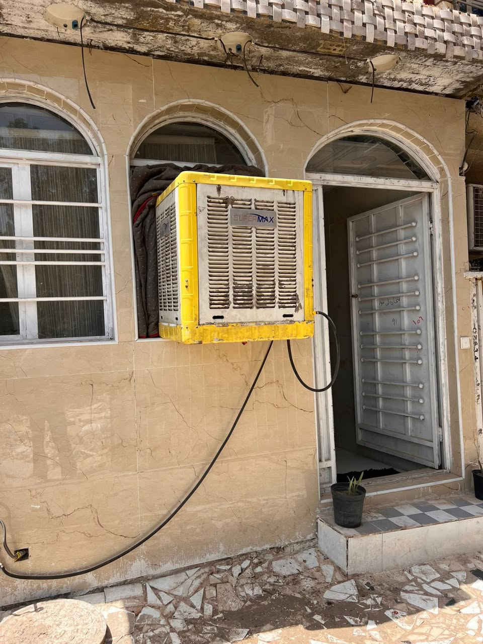 دار 🏠 في منطقة الاعظمية شارع عمر الواجه 4/النزال 10 طابقين الطابق الثاني مكامل بعده يحتوي على استقبال وصاله وغرفة نوم واثاث بي مستعجل على بيعه الاجل السفر 
السعر ١١٠ وقابل للتفاوض الاستفسار***********
