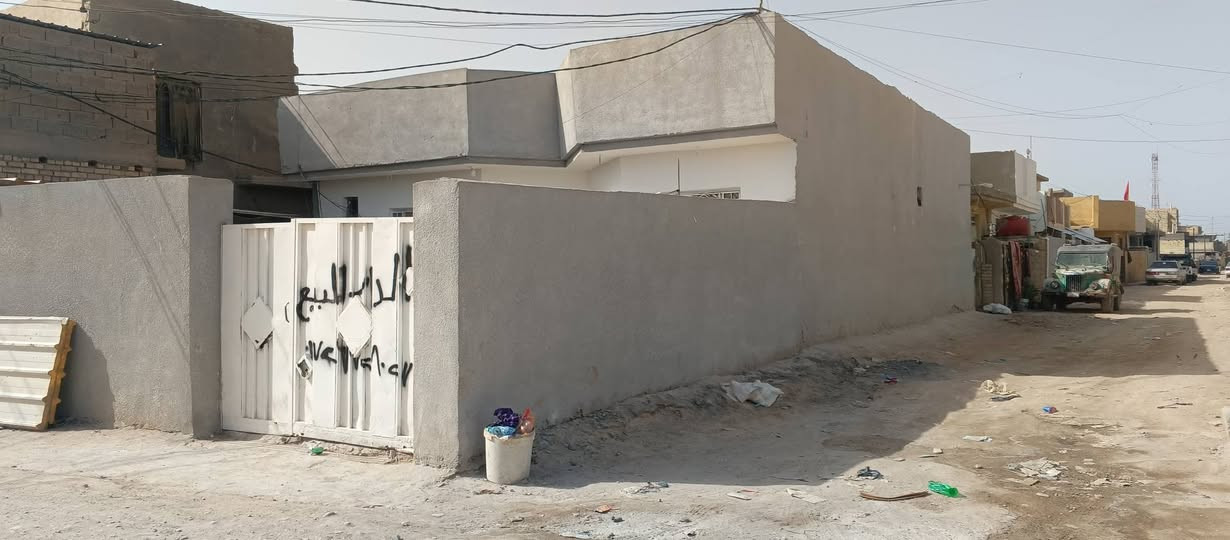 سلام عليكم دار للبيع مكانة صويرة شارع المطار خلف نصير ابو الدهن يبعد عن الشارع العام 200م المساحة 200 يحتوي على كراج حديقة غرفتين صالة منور إلى اخر....   واجهة 11  سعرة 52 بي مال للشراي مكلف بل نشر ***********
