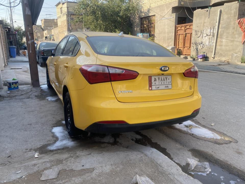 السلام عليكم كيا فورتي موديل ٢٠١٦ وارد امريكي حادثهى جاملغ وباب صفحة سايق بدون دواخل مكينه دوش سياره خير من الله  وجاهزه السعر ١١٥ وبيهى مجال مكان بغداد العبيدي .***********
