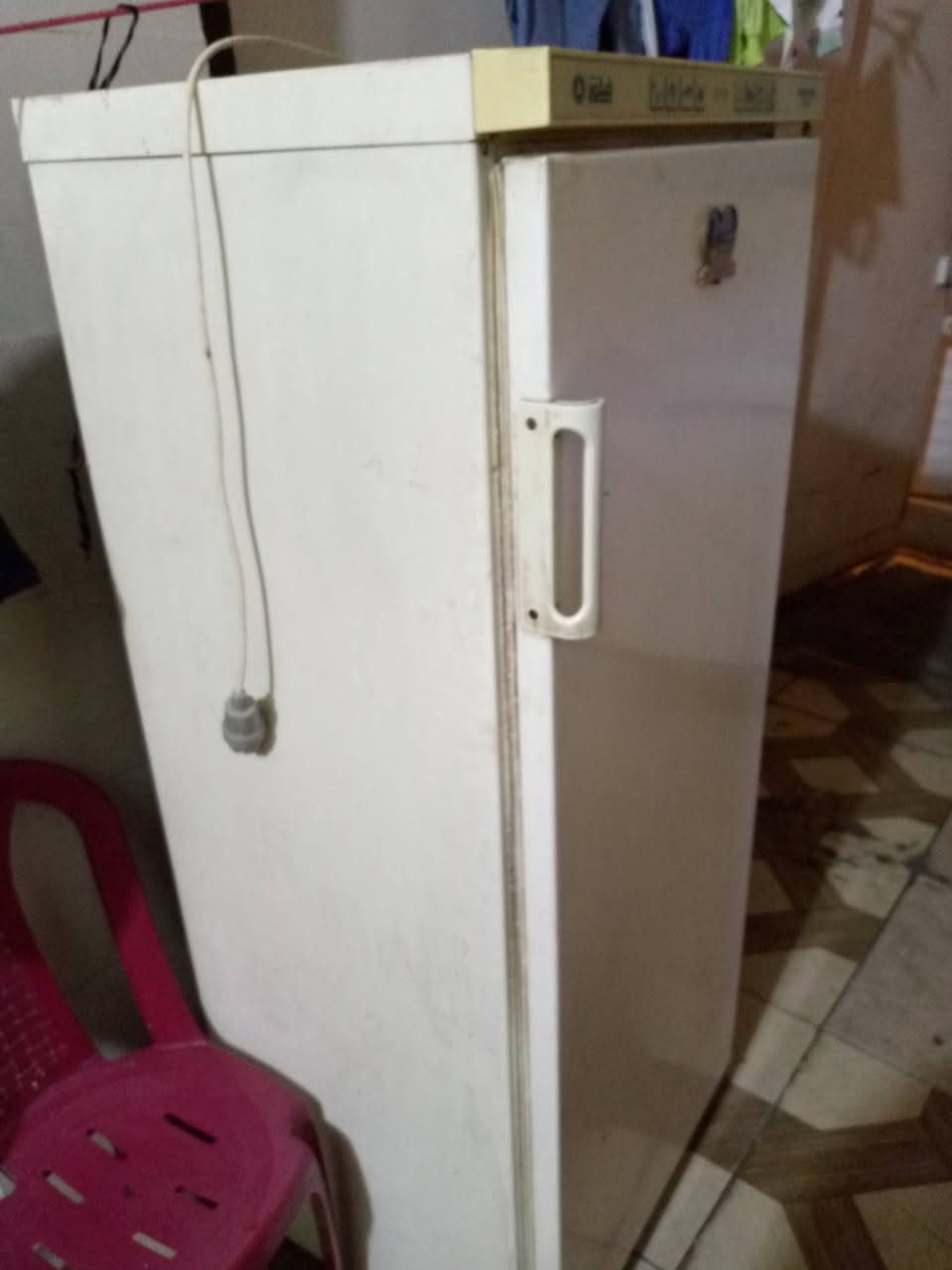 ثلاجه حجم كبير نضافه 80 شرط ثلج ما محتاجهه للبيع  180 وبيهه مجال  استفسار اتصال او واتساب 
***********
