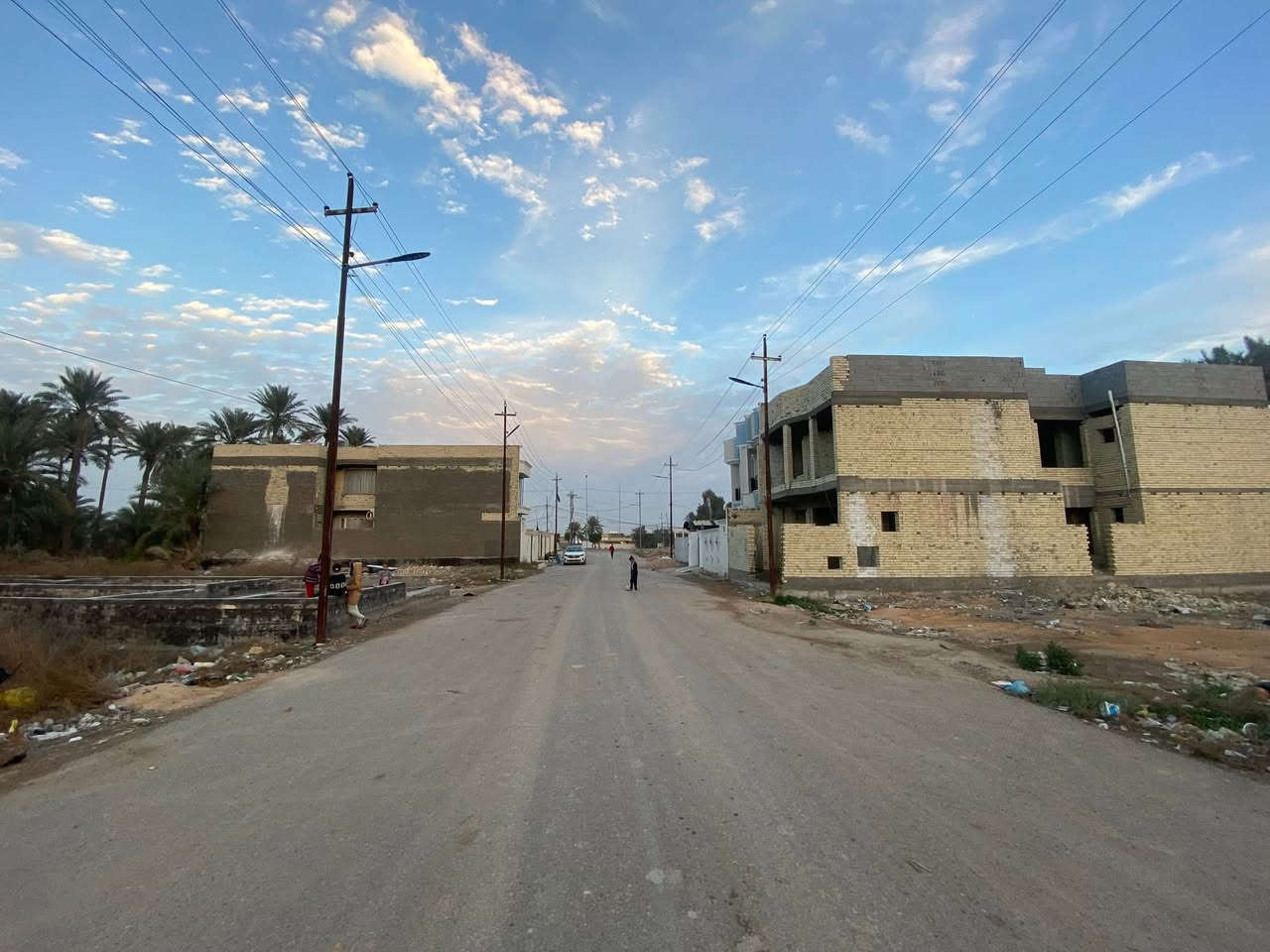 🏡 بيت للبيع - طابو زراعي (إقرار 25) 🏡
الموقع: [قرب حاجه عفته يبعد عن الشارع العام الرئسيي  طريق الزوار 100 متر  المنطقة/ الحي الزيتون بغداد - المحمودية]
المساحة: 200 متر مربع بناء حديث
عدد الطوابق: طابقين (طابق أرضي جاهز للسكن + طابق ثاني هيكل)
🔹 تفاصيل التقسيم الداخلي:
 الطابق الأرضي (مكتمل وجاهز):
 صالة استقبال واسعة للضيوف.
 صالة داخلية (موزع).
 غرف نوم عدد (2).
 مطبخ.
 مجموعة صحية (حمام).
 الطابق الثاني (بناء هيكل - جاهز للتقطيع والتشطيب حسب ذوقك):
 غرف نوم عدد (3).
 صالة واسعة.
 مجموعة صحية (حمام).
 مخزن (مخزن خدمات).
📞 للاستفسار والتواصل:
للمزيد من المعلومات أو لتنسيق موعد للمعاينة، يرجى الاتصال على الرقم:
[ ***********] ***********
