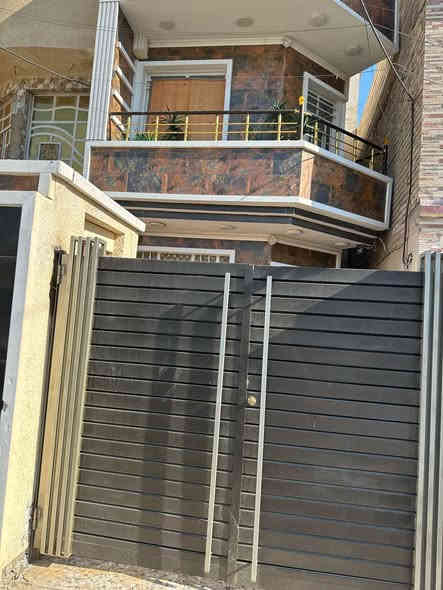 بيت 100 متر طابقين واجهة 5 متر نزال 20 متر زراعي

يحتوي الطابق الاول على صاله و مطبخ و كراج و حمام عدد 2 و غرفة نوم 

الطابق الثاني غرفتين  نوم و حولي و حمام و بيتونه كبيره و سطح عدد 2 

العنوان بغداد الشرطة الخامسه شارع الاميره العريض

رقم الهاتف ***********
