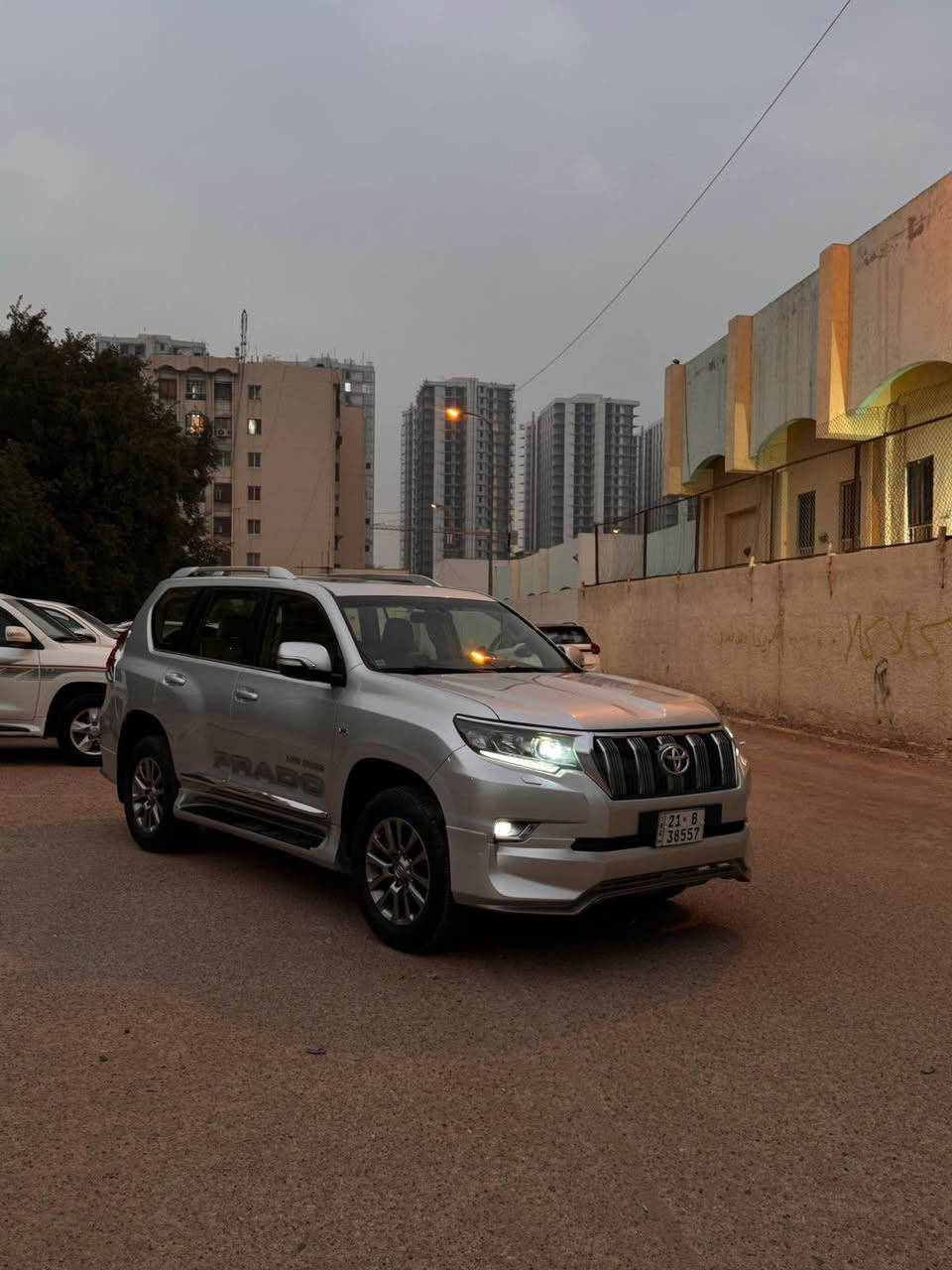 السلام عليكم 
برادو موديل 2018 وارد كويتي vx
فول مواصفات
مكينه 6 سلندر 
بصمه 
فتحه 
كشنات تدفئه وتبريد
كروز سرعه 
كامره خلفيه 
لايت زنون 
مانع انزلاق 
فور ويل 
وباقي الماصفات معروفه 
ماشيه 88 الف كيلو السياره نضيفه جداً 
بيه تبديل بنيد بسبب الفابلون ونص جاملغ خلفي يسره صبغ بسبب شخوط رقم سليمانيه بأسمي للبيع فقط السعر 340 ورقه وبيه مجال الاستفسار *********** بغداد, العراق
