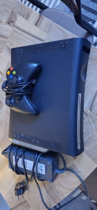 Xbox 360 • هارد ١٢٠غيغا • ملحقات كاملة