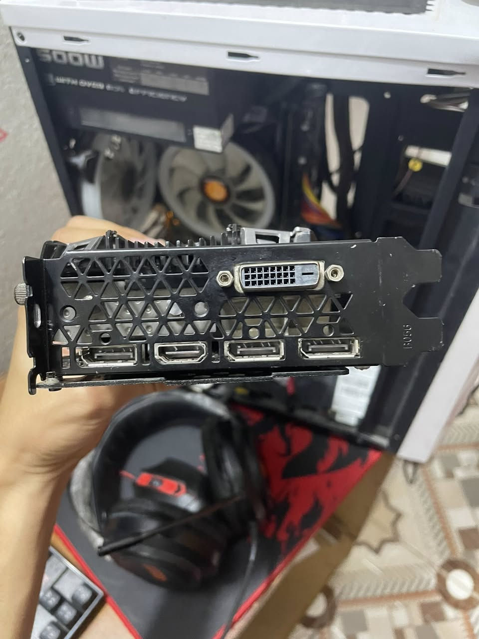 السلام عليكم اخوان كرت شاشه inno3D GTX 1070 8G
درجه حرارتة 70 أقصى شيء 
3 فان كلها شغاله 
اي صوت مراوح ماكو 
سبب البيع مثل مشوفون ميرهم ميدخل بالكيس 
السعر:- 170 
التوصيل :- 6
للاستفسار:- ***********
