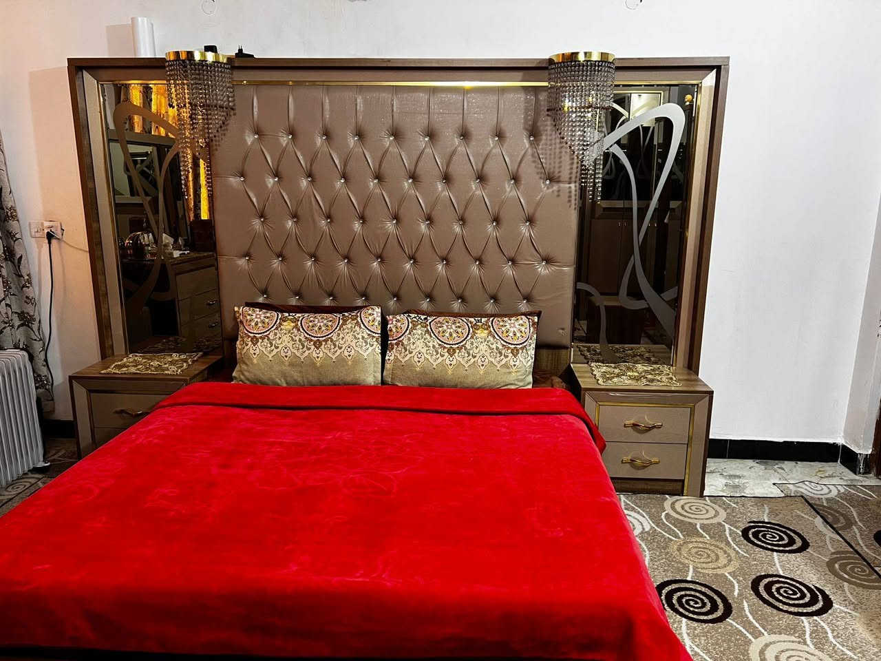 السلام عليكم
غرفة ملكية تركية للبيع…. نظيفة جدا مع ثنين ملحق بعدها حتى الجيس بيها 
ملاحظة بيها ضرر بسيط جدا بالدوشمة مال الجرباية. 
للاستفسار الاتصال على هذا الرقم
***********
