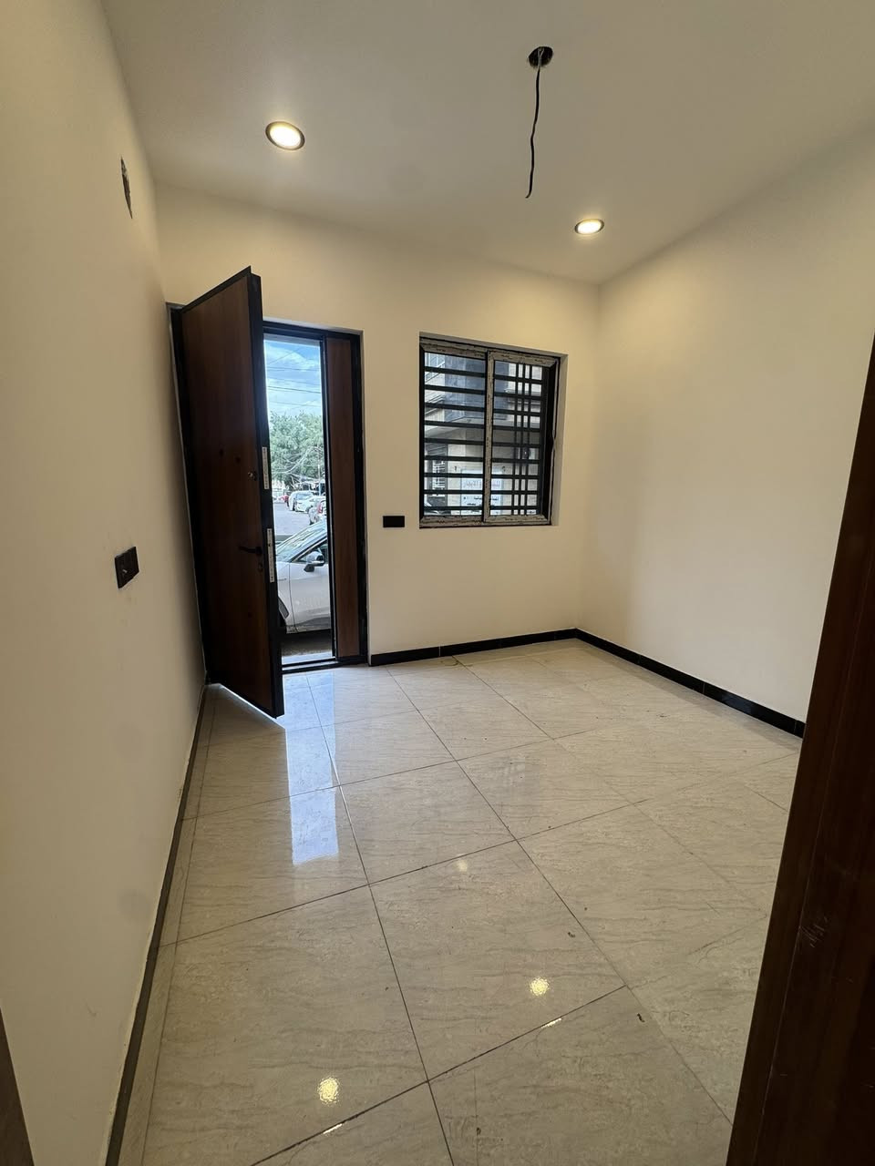 شقة حديثة للايجار👍

طابق ارضي امامية معزولة ✅

مساحة 80 متر 📏

غرفة وصالة ومطبخ وحمام معزولات ///

الموقع 📍
الاعظمية 📍

قرب ساحة عنتر خلف كلية ابن الهيثم 📍

سعر الايجار الشهري 500 الف 

سكن عوائل فقط ❗️

للاستفسار 
📞***********
