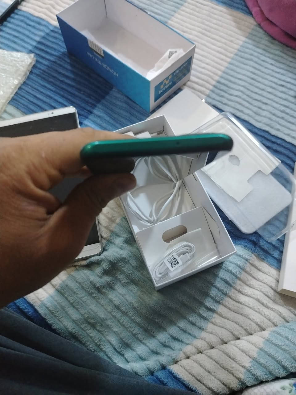 السلام عليكم هونر ١٠لايت ذاكره ١٢٨ جديد لك مع كامل ملحقاته الاصليه جدد.. والجهاز الثاني تاب هواوي ذاكره ١٦ لك جديد للبيع مكاني المحموديه ***********
