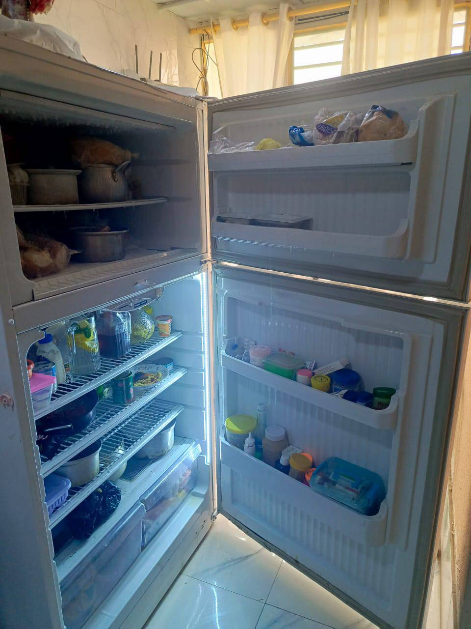 ثلاجة + ميز طعام
للبيع
..........
ثلاجة اكبر حجم ٢٨ قدم 
كونكورت اللبناني ماطور ماليزي الاصلي
تستوعب ١٠٢ كيلو و ٧٨٠ لتر 
جديدة بمعنى الكلمة 
..........
ميز طعام انتيكة كويتي
خشب لون صاجي مغلف بجلاد ابيض للحفاض عليه
مع اربع كراسي سفنج مغلفة بجلد
.......
العنوان ناصرية مركز
للاستفسار واتساب غير متوفر على الفيس
***********
(غير متوفر على الفيس الاتصال بالرقم)
