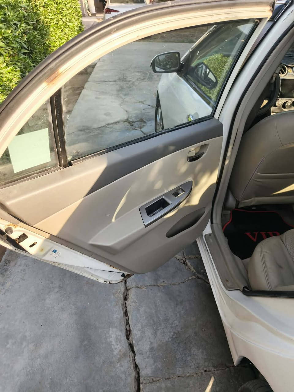 السلام عليكم BYD G3 للبيع خصوصي رقم كربلاء السياره حلوه تخم تاير ويل كب جديد مكينه قبل شهر ونص شاديه كهربائيات شغاله وكامله تبريد ثلج السياره بيه تعمير دواير استفسار ع الرقم 
***********
***********
السعر المطلوب 48$وبيه مجال
