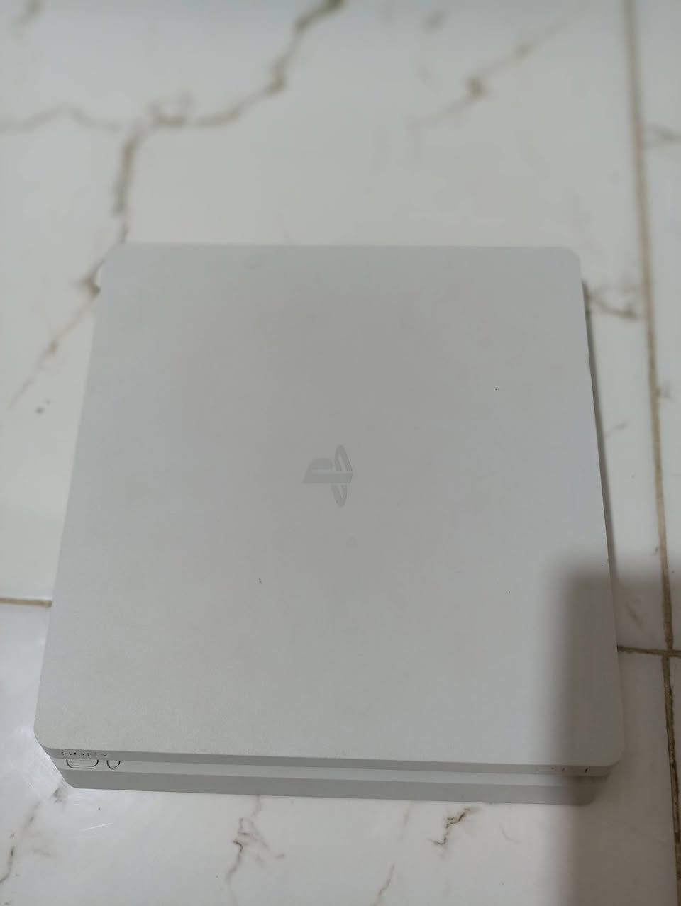 سلام عليكم بلي فور للبيع كامل ملحقات بلي نضيف عل فحص 
وياه ثنين يدات وفيفا 24 وكراند 5وبعد العاب داخل البلي وياه يو بي اس شركه تايكر المكان بغداد السعر خاص او رقم***********
