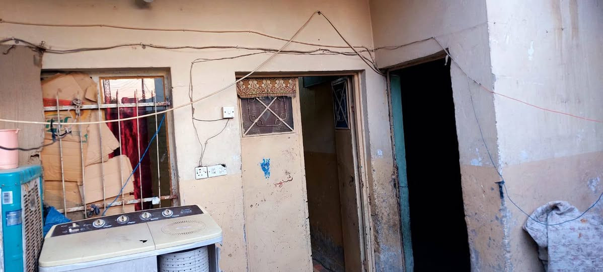 سلام عليكم بيت للبيع بمنطقة جسر ديالى ( حي الشهداء ) قرب مدرسة نور المنتظر  ( الكمال) سابقآ 
مساحة ( 120 ) متر 
الواجهة ( 8) والنزال ( 15 )  طابو ملك صرف 
كلشي موضح بالفيديو متوفر كافة الخدمات  (  كهرباء  + ماء  +  تبليط  + مجاري ) 
للاستفسار اكثر اتصل على الرقم ***********
