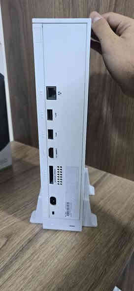 السلام عليكم اكس بوكس سيريس اس نضيف و ما مفتوح بس اليدة مبدل بيها الشفت ال L1 كامل ملحقات و ما بي اي نقص و + الستاند الي تشوفو كدامكم و بي منفذين يو اس بي و مروحتين هاي الصور كدامكم الجهاز نضيف تجي تفحص و تأخذ و تروح السعر 360  مكاني بغداد الدورة ابو دشير للتواصل الرقم ***********
