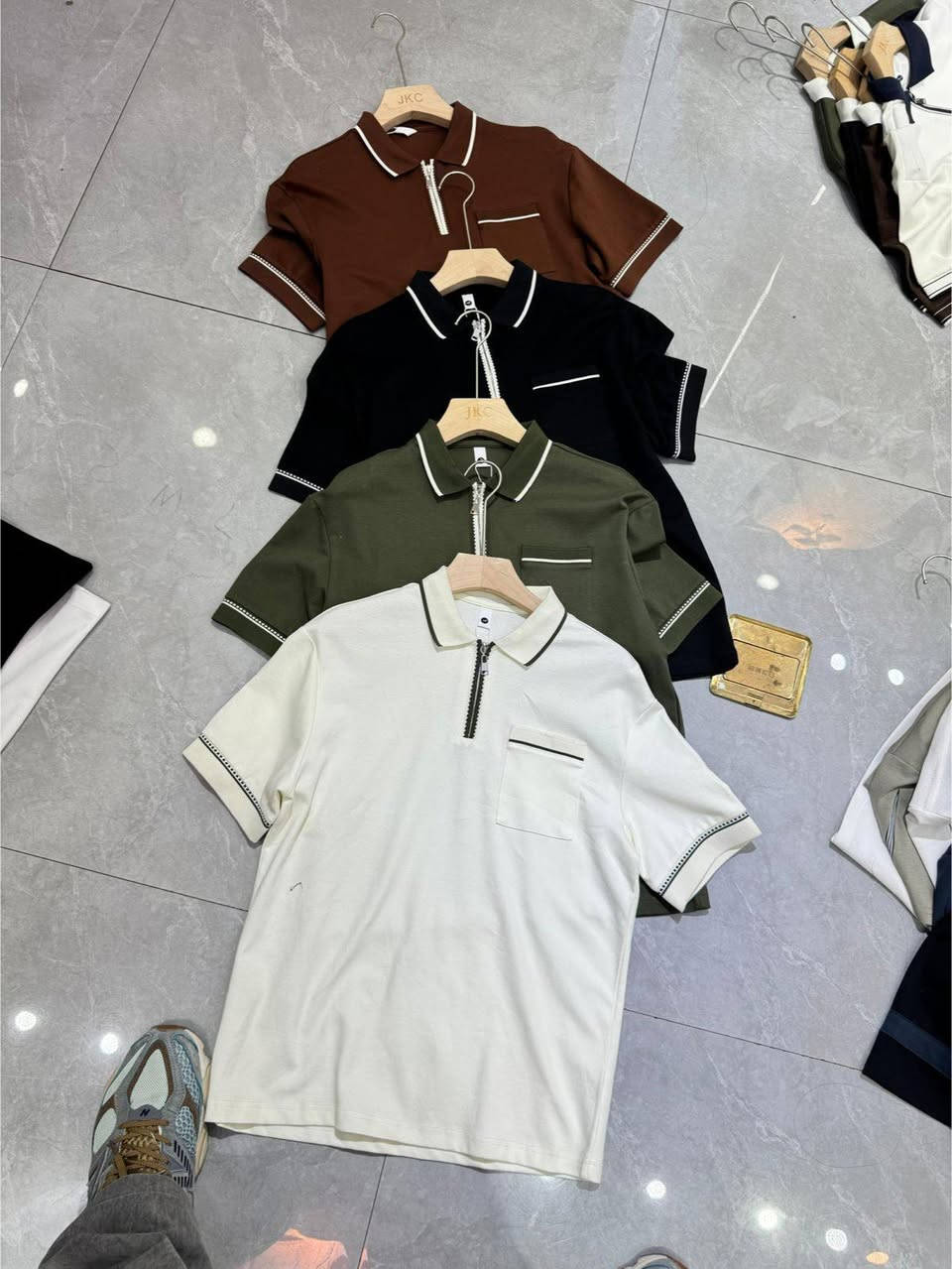 قسم بسيط من البضاعة الي فاتحينها الكم بالمحل 🔥🔥

خامه كلش مريحه و القالب مالته فت على الجسم 
موجود قياسات كاملة 

شرفونا للمحل 🫡 موجودين من ٨ الصبح لل٨بليل

📌📌 العنوان ديوانية شارع الدغارة قرب حلويات المصطفى ازياء مودرن للملابس الرجالية ***********
