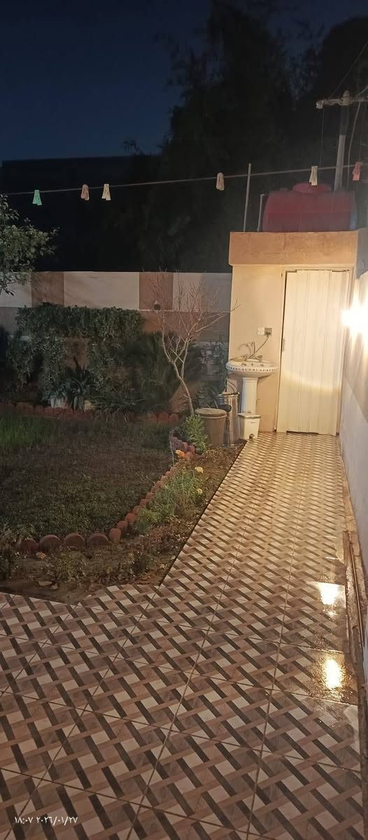 دار للبيع مساحه 300 متر طابق واحد غرفتين نوم 
القادسيه قطعه 500 السعر 150 وبي مجال 
***********
