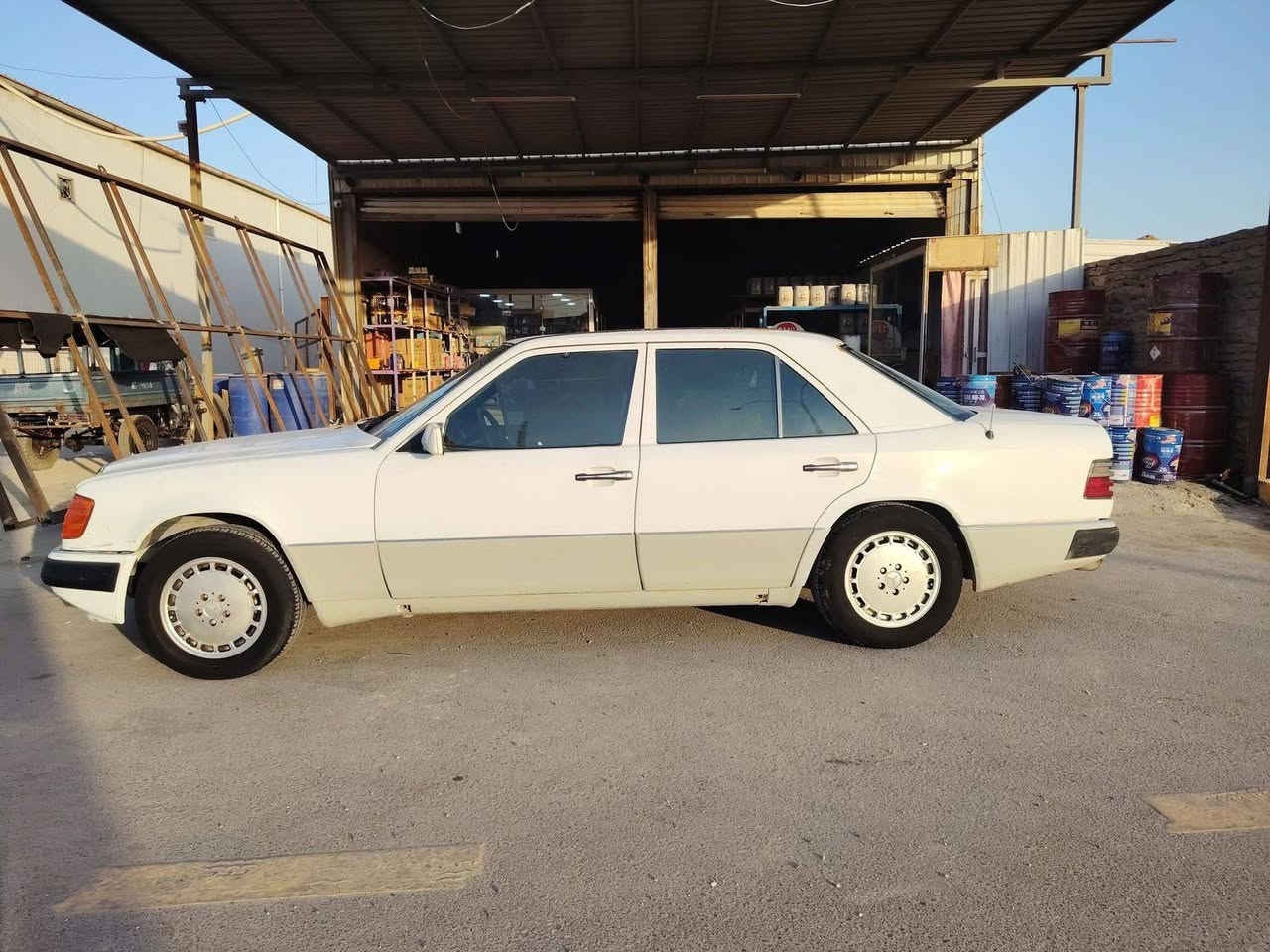 مارسدس دب للبيع
موديل 91
رقم كربلاء الماني
قواعد دبلات بلاد
مكينه وگير مكفولات بطه اثنين ونص
تخم تاير 
حدادية 80%
مصبوغه عام
سنوية نافذه

المو شراي لا يخابر رجاءاً 

الديوانية قضاء غماس
السعر 45 وبيها مجال 

***********
