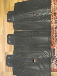 متوفر عندي تغليف من بلاستك مقوى سيارة  BYD  يجي 3 قطع يتركب بظهر الكرس...