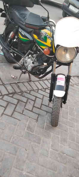 سلام. عليكم بوكسر موديل 21كلاسك دراجه نضيفه بدون اوراق اوراق ضايعه محرك. بيه خيط. تبخير كلش خفيف كهربائياتها كلها شغاله تايرات زوج. جدد نكره سلف مكاني بغداد حي الجهاد. سعرها مليون ‏‪***********‬‏
