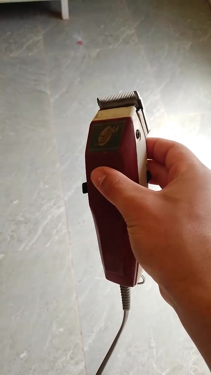 سلام عليكم اخوان هذني مكينان حلاقه جدد كلش ونضيفات  البيع تجي وتفحص سبب البيع ترك المهنة الحمره واير وصفه شحن بس كلش رقيات مكان كوفه قيم بل يرضي الله تصل وتساب ***********
