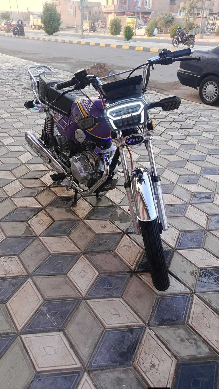 ياالله /// الأخوين للدراجات 🛵
الاستفسااار //***********
***********
التااايكر ال 25 زيروو مديل 25 الشكل الحديث 
5 نمرر كيررر 🛵
استعمااال شي قليل نظافة 98٪٪ 
لوون مميززز بنفسجي🟪 (( 5 اوراااق)) 
كفااالة عاامة دراجه جيسس اخت الزيروو
