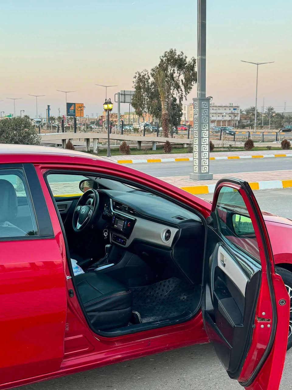 السلام عليكم .
كورلا موديل ٢٠١٨ LE 
كلين مابيها صبغ كفالة
بيها بارد حك شبر فقط 
محرك وكير كفالة
بدون دواخل وايرباك وشواصي سليمه
صدر جديد 
تايرات جدد

السياره احلى من الصور حيل

السعر 137 💵 
 وبيها مجال شي بسيط

العنوان : صلاح الدين تكريت
📞***********
