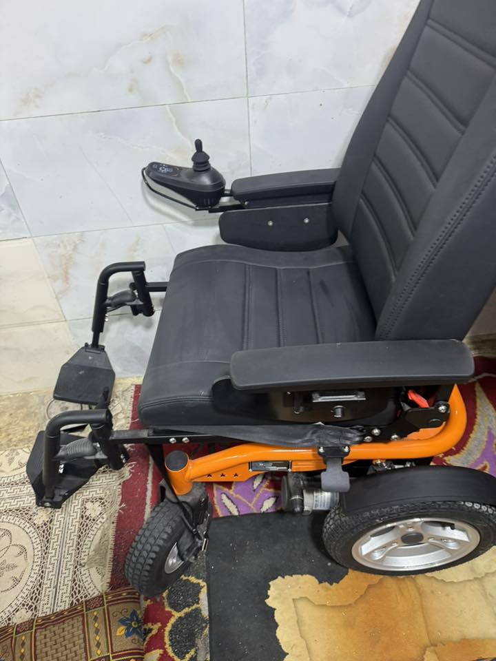 سلام عليكم كرسي جديد ما مستخدم لوك يشهد الله بس اخويه صغير الحجم وجبيره عليه صايره مكان بابل *********** السعر 450 الف السعر النهائي
