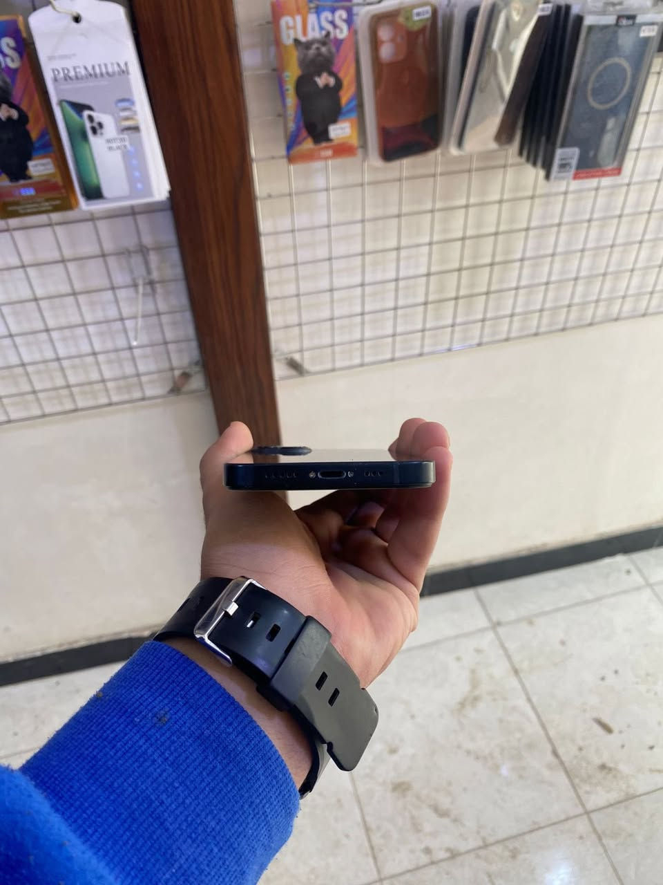 السلام عليكم ورحمه الله وبركاته 
ايفون 13 عادي 
أمريكي نموذج M 
ذاكره 128 
بطاريه 77
مستبدل شاشه كلش حلوه ( كاميرا اصليه من ابل) خلل بسماعه الاتصال مرات تشتغل مرات لا تفتح سبيكر تشتغل طبيعي بصوت واضح و عالي
بي شخوط زغيره كما موضح كدامكم 
علبه الجهاز موجوده 
العنوان : بابل 
سعره 325 و بي مجال 
للاتصال : ***********
