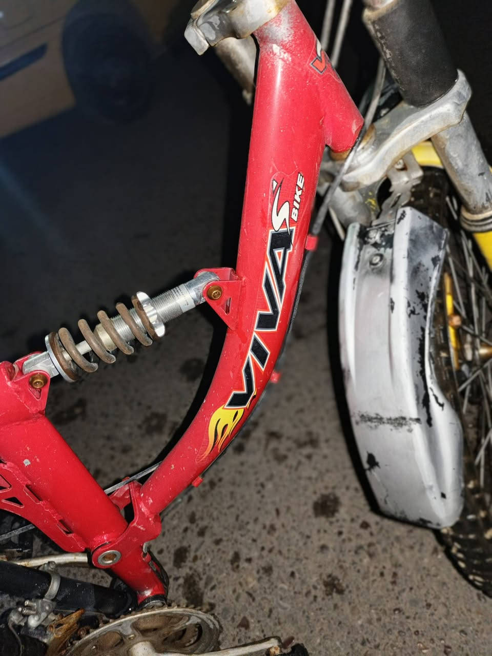 السلام عليكم ورحمه الله وبركاته بايسكل نظيف للبيع الحجم كبير بس بالصوره ضايع المكاين موضحه بالصوره هنه وعددهن السرج مالته الاصلي مال الشركه تصميم رياضي جبلي دبلات  مكائن سرعه وكير كلشي موضح بل الصور 
السعر 75،000 المكان كربلاء خلف محطه الوزني 
الاستفسار ***********
