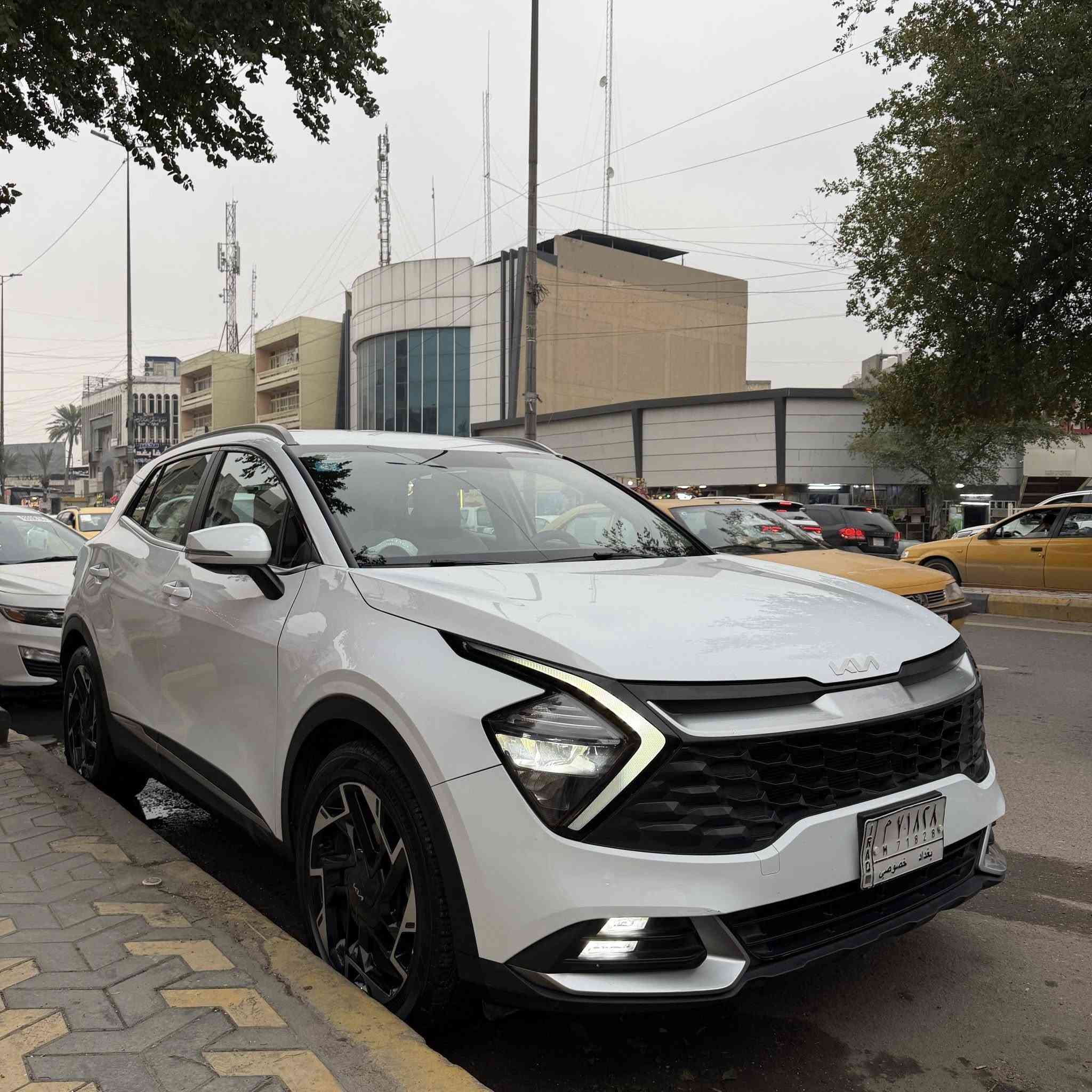 السلام عليكم
سبورتج2022
وارد خليجي 
ضمان الدوليه 
بعدها داخل الضمان
ضمان 100الفkm
ماشيه (57,400) 
عدد الايرباك4
مو 2
نقاط عميه  بل مري الجانبيه
مثبت سرعة
 مراقبة ضغط الهواء بالإطار
بصمه عدد2
حساسات خلفيه
مراقبة ضغط الهواء بالإطارا
Apple car play/ Android Aut واير لس 
كامرة خلفيه 
الإضاءة: LED أمامي وخلفي
سبير بعده منازل مع العده
داخلها كلش نضيف  
دوشمه الاصليه ممطخوخة
دوشمه جلد تلبيس +ارضيات جدد
زوج تايرات امامي جديد
سويتلها ادامه داخل الشركة 
كل تبديلات الدهن داخل شركه
وكل تفويلاتها بانزين بس سوبر
سياره مال بيت مطالعة حته محافظات 
سياره على ايدي من من جانت زيرو لحد الان 
ملاحظه سياره بيها بارد خفيف الجاملغ الامامي جهة سايق ماشر بل صور  على كده
مكان السياره بغداد الاعظميه 
الرقم:***********
متوفر واتساب او هاتف
