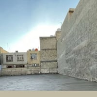 قطعة ارض للبيع   حي اور - الضباط - 120 متر من الجهة اليمنى من القطعة، ...