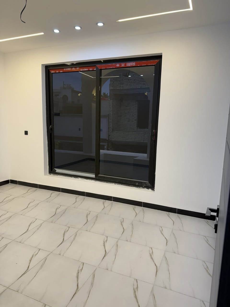 دارين لبيع بناء حديث
مساحة كل دار ٦٥ متر 
يحتوي كل دار على ثلاثة غرف نوم 
العنوان شارع سليم مجاور اسواق النبأ العظيم 
لاستفسار ***********
وات ساب ***********
