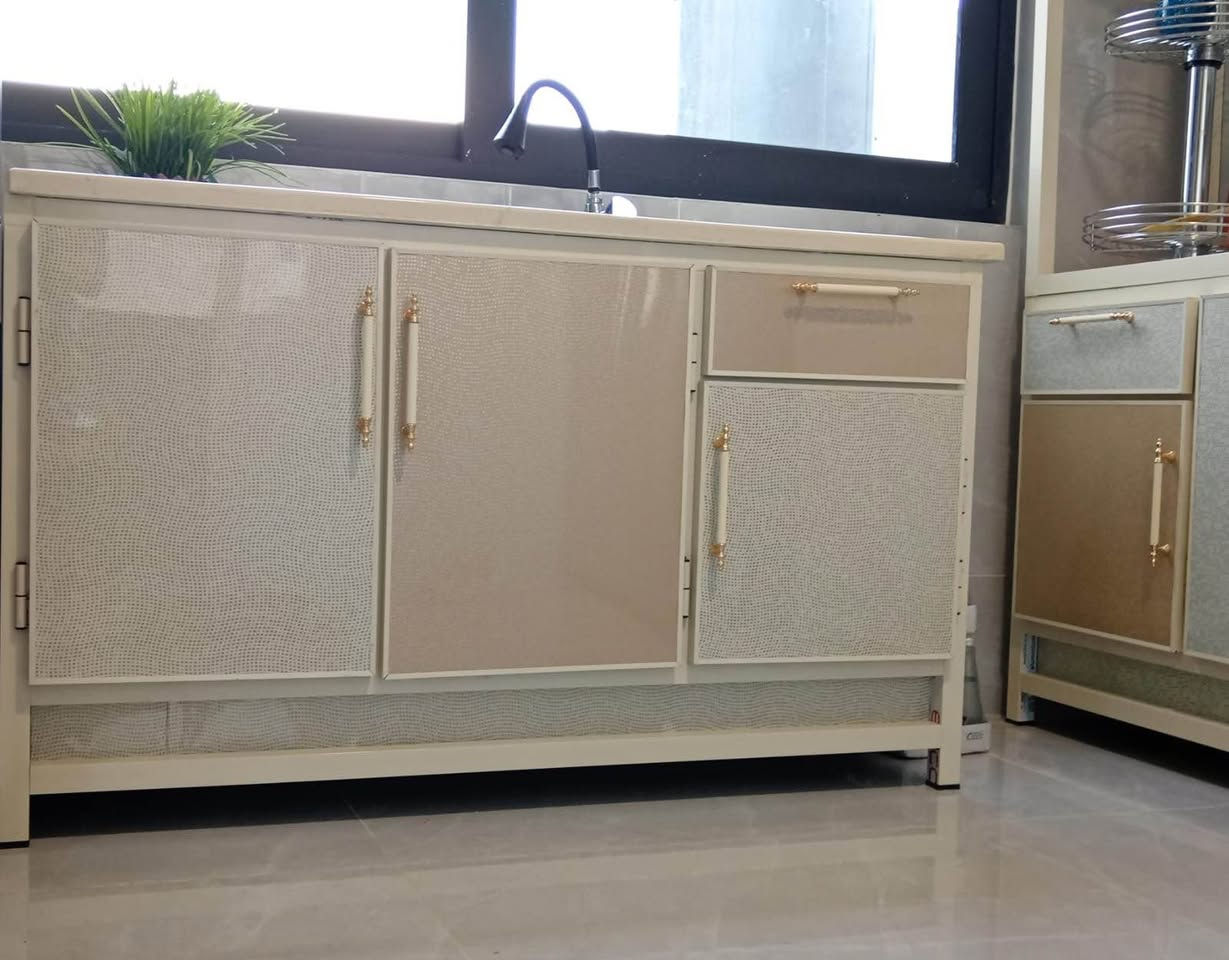 كاونتر ألمنيوم للبيع - نظافة 100% (شغل تسكام حطاطة) مو سوگي تعبان ثقيل ما بيه أي ضرر ولا شخط ونظيف جداً أخو الجديد وجاهز للاستخدام 
تفاصيل الكاونتر:
• القياسات:
1. كاونتر (سينك) ثلاث بوب طول متر ونص مرمر صناعي والقطعة  الأرضي مع الملحق طول مترين السعر: 400 ألف دينار.
📍 المكان: بغداد - أبو غريب الشراي رجاءا فقط يتواصل على *********** بغداد, العراق
