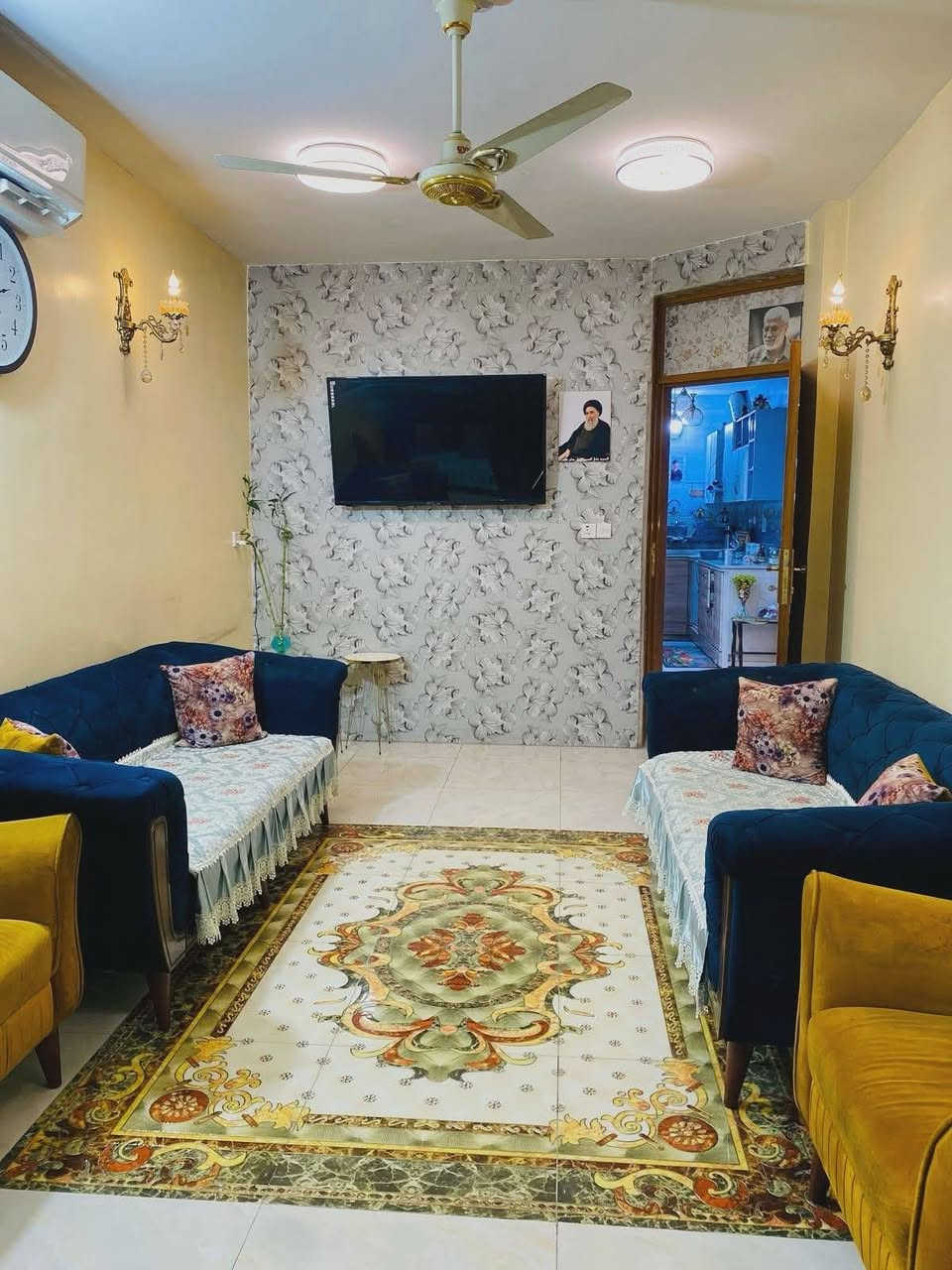 السلام عليكم الدار للبيع المساحه 110 واجها 4/40 سنتم بناء سنه التسعينات لكن بيت نظيف ومرتب البيت طابقين مسلح مدخلين استقبال ومطبخ ومساحه درج وغرف نوم الطابق ثاني غرفتين نوم وصحيات منطقه المعلمين مقابل المستوصف معلمين التواصل مكتب الاصدقاء ***********
