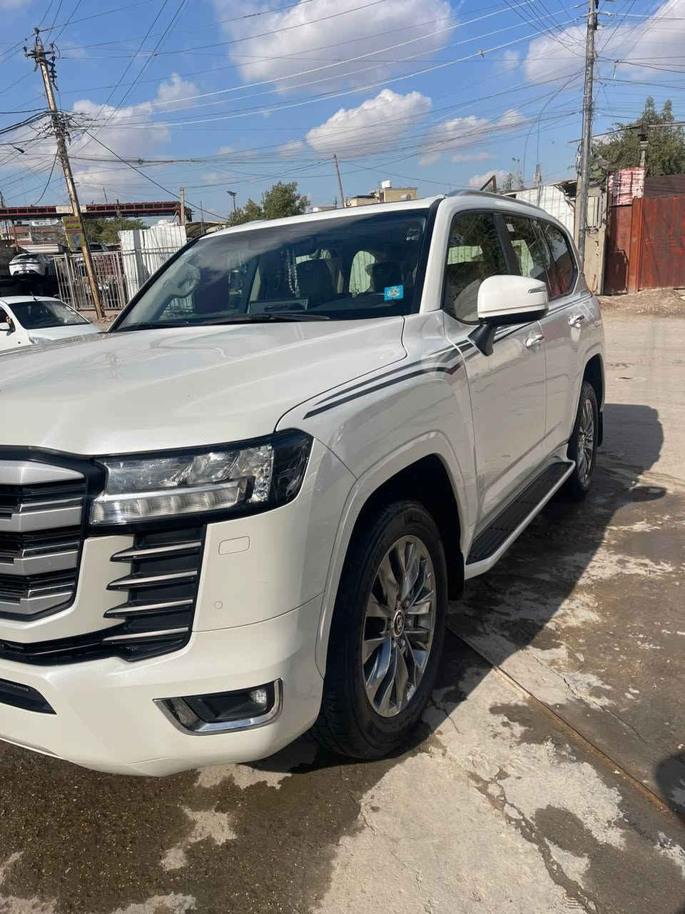 السلام عليكم للبيع لاندكروزر موديل 2022 ساز اصلي رقم بغداد ب اسمي شخصيا ماشي 48 الف حقيقي 

سيارة بيها بارد جاملغ خلفي و امامي  كما موضح بالسونار مرفق مع الصور فقط بارد باقي سيارة مكفولة من صبغ وفتح و تبديل و حتى دعاميات  

بصمة فتحة و كشنات جلد و كهرباء و تبريد  و مري قلاب و مري شفط و كامرة خلفية و 7 راكب و 3 قطع تبريد تشغيل عن بعد حساسات امامية و خلفية و تحكمات استيرن جهتين وشاحن واير ليس وباقي مواصفات المعروفة 

السيارة عليها تخم تاير دلوب اصلي جديد 

السعر 615 وبيها مجال 

مكان السيارة بغداد 

رقم الهاتف ***********
