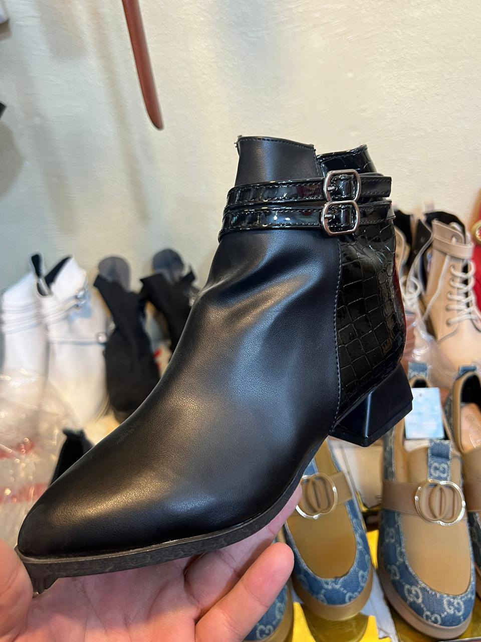 تنزيلات اخذيه وبوتات نسائي جديد 
السعر 7 الف 
القياسات المتوفره من 41 إلى 37 وقسم قياس غير متوفر 
العنوان موصل سوق سومر مقابل بيت الكندي 
محلات أبو عائشة للبالة الأوربية والخليجية داخل القصريه 
علق ب تم حتى يصلك كل ماهو جديد في الصفحه 
 للاستفسارالاتصال على
 الرقم*********** كورك أو ‎0770 465 4994 اسيا 
أو على الوات ساب 📱🌹 وأهلا وسهلا بزبائننا الكرام
