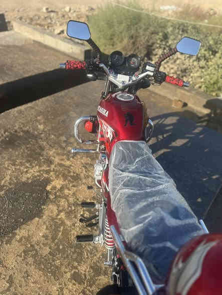 هايوشه ٢٣جلخ مابيها شرط وضع الشركه مال جناي ونضافه شحجيلك قليل ويه بصمات سويجات ورقه وحده بدون كمرك 
بيع أو مراوس سعره مليون و١٠٠وبيها مجال 
سوكً كلشي 
مكاني القائم حصيبه علا حدود سوريه 
رقمي ***********
