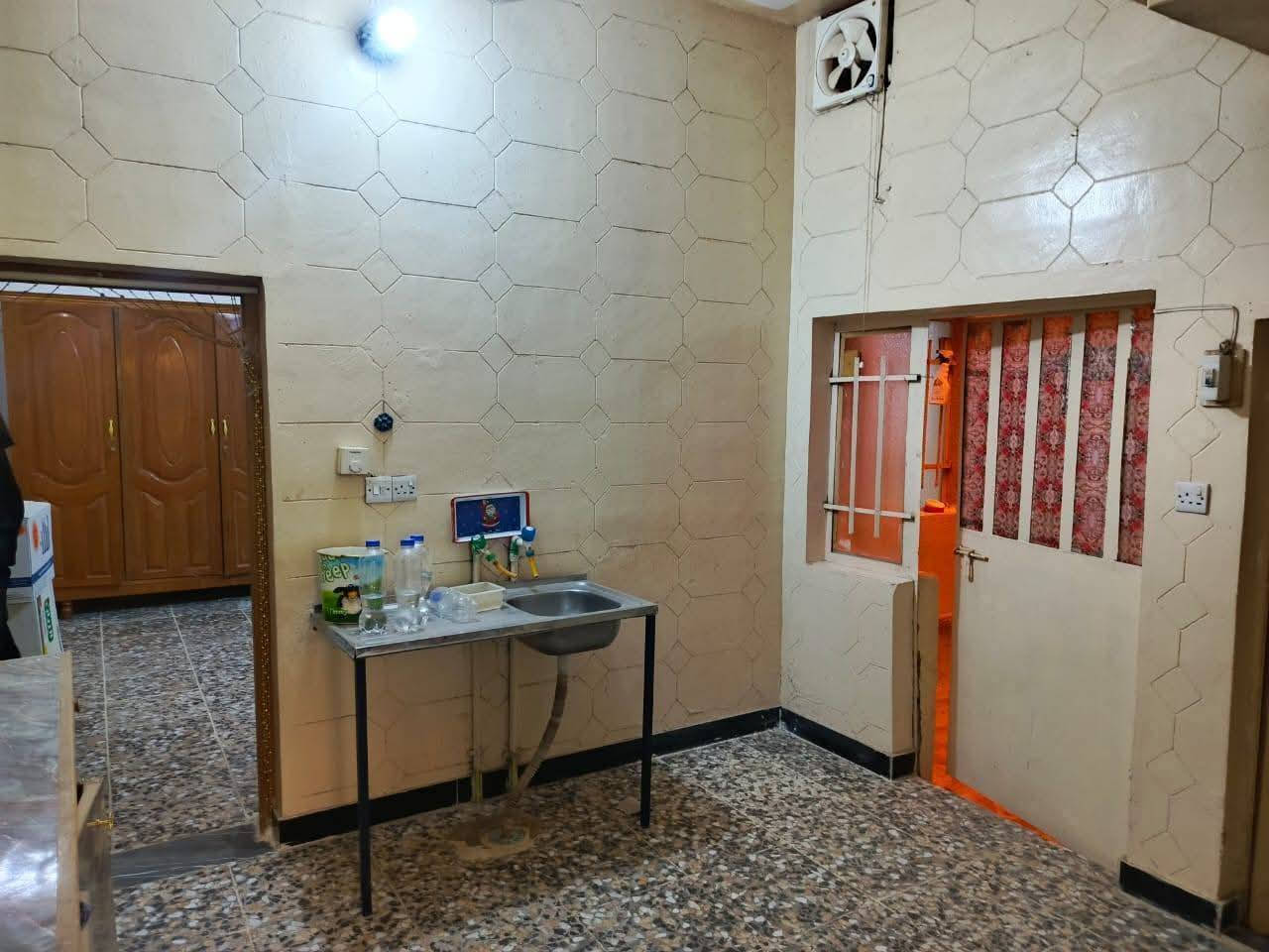 بيت 75 متر بالجريخي خلف مدرسة الحكيم البيت نضيف وعالي عن الشارع خدمات كامله مجاري تبليط ومقرنص
والبيت حالي فارغ وجاهز للسكن السعر 60 وبي مجال 
للاستفسار ***********
